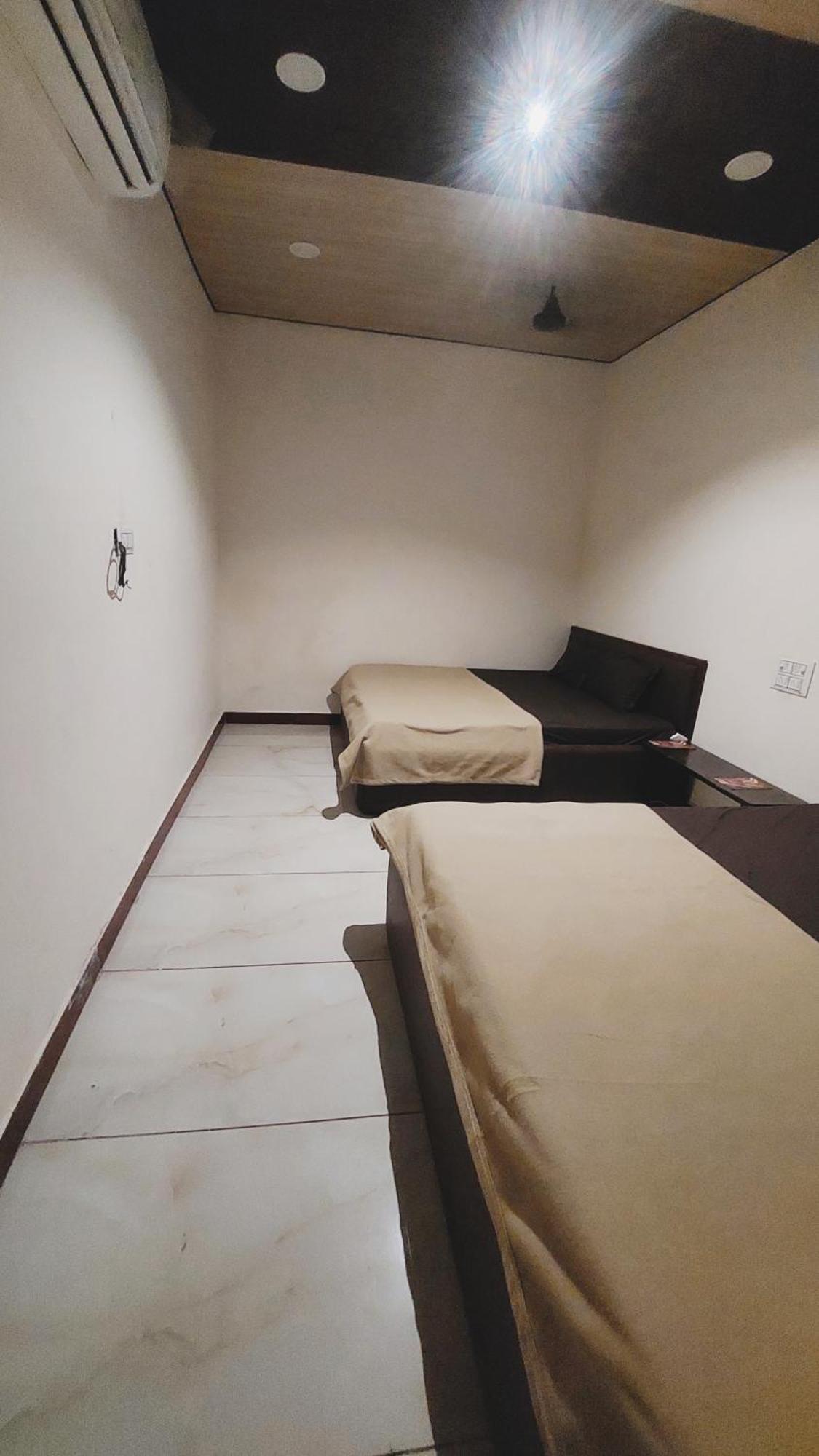 Hotel Prakash Palace Ujjain Esterno foto